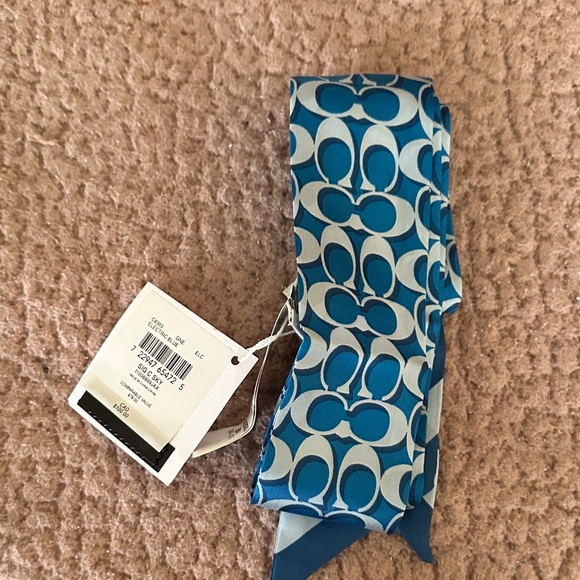 Coach signature Logo Scarf - Picture 1 of 2